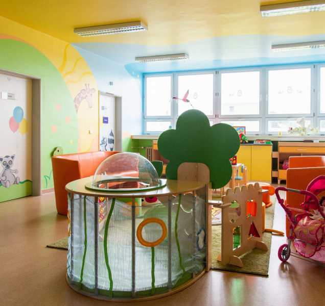 Pooperační na dětském oddělení fakultky má novou výzdobu