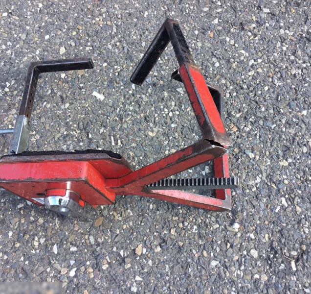 Muž se na Aksamitově rozjel i s botičkou na svém Audi