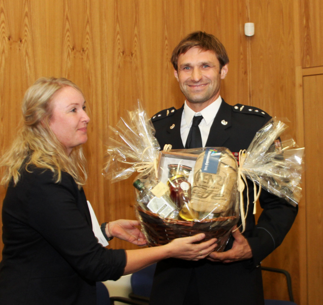 Hejtman ocenil profesionálního hasiče Michala Přecechtěla