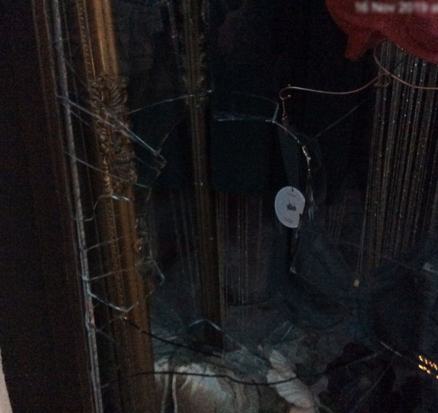 Muž v Olomouci hodil dlažební kostku do výlohy