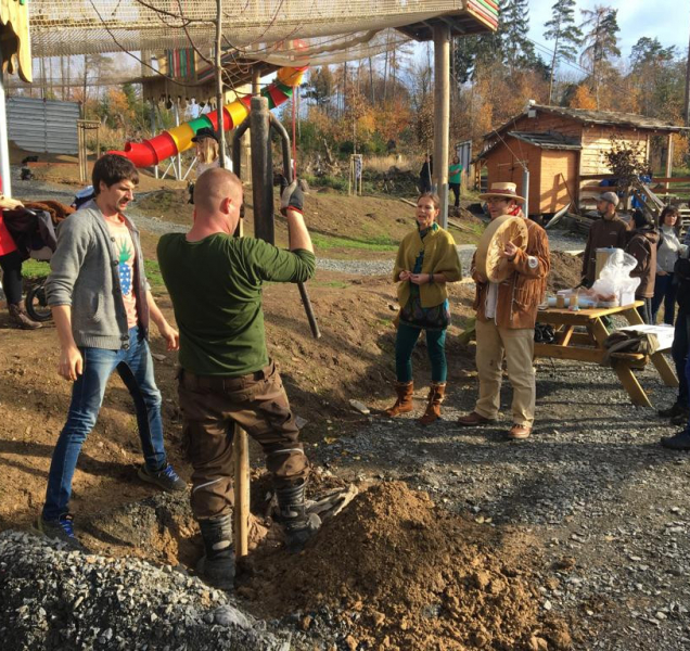 V zoo se u sázení stromků zpívala hymna, poslechněte si ji