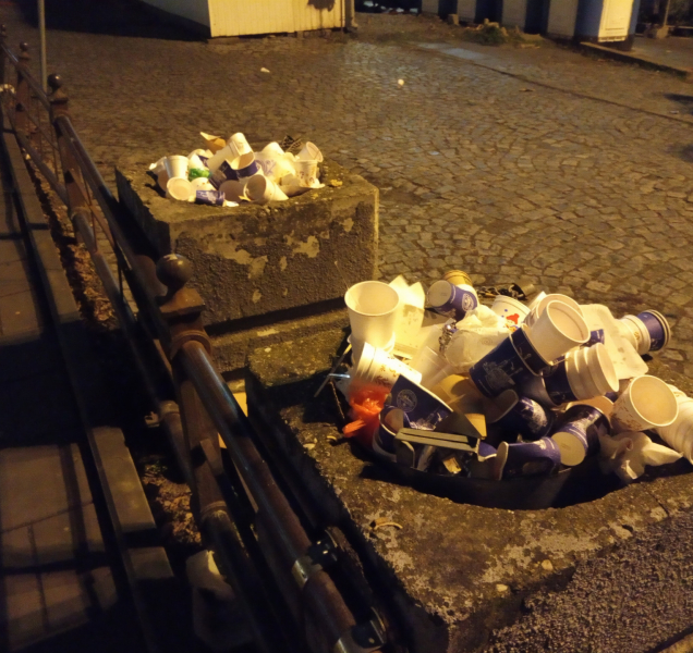 Vánoční trhy v Olomouci mají problémy s odpadky