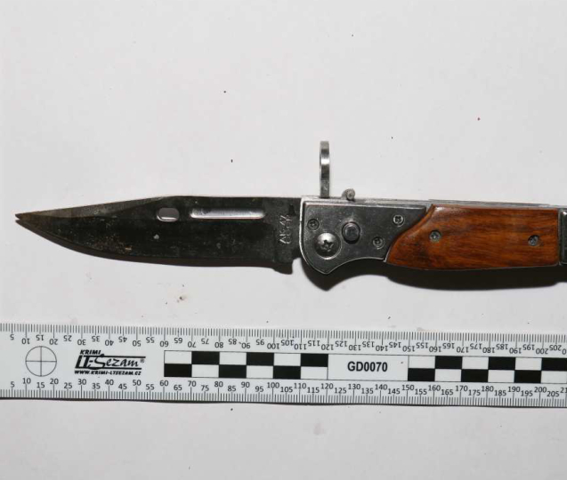 Zloděj napadl ostrahu prodejny s nožem v ruce