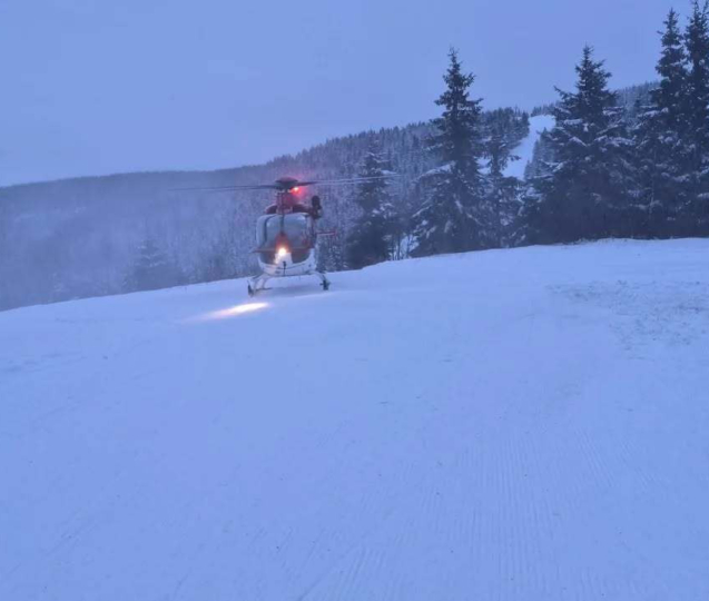 Vrtulník a horská služba zachraňovaly lidi v kritické situaci