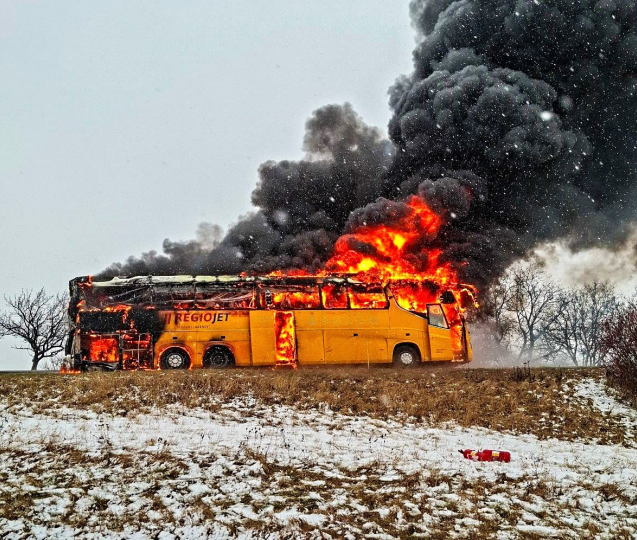 Hořící autobus zastavil dopravu na D46!