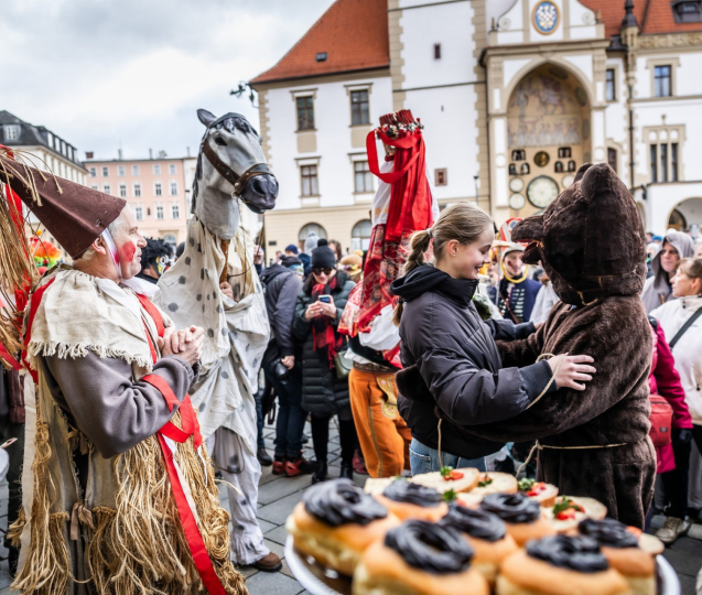Cimbálovka, jitrnice, ledové sochy a masky oživí centrum