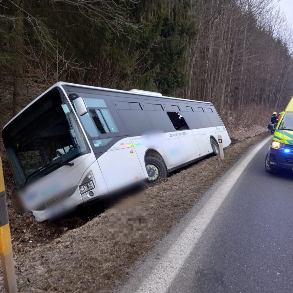 Autobus u Písařova sjel do příkopu, došlo ke zraněním