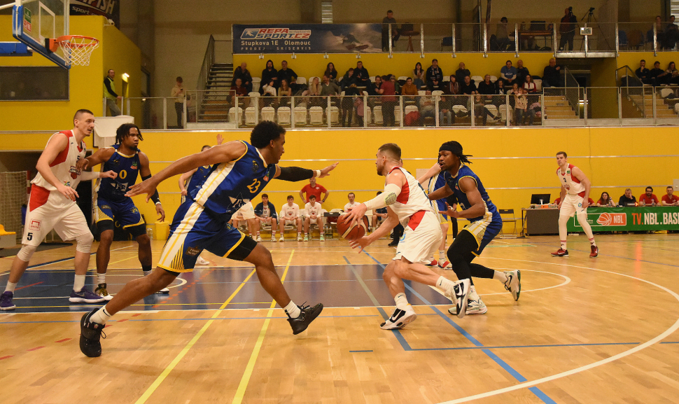 Basketbalisté BK REDSTONE lákají na vstup a pití zdarma