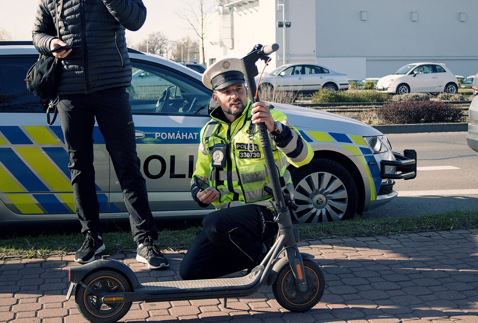 Policisté kontrolovali koloběžky