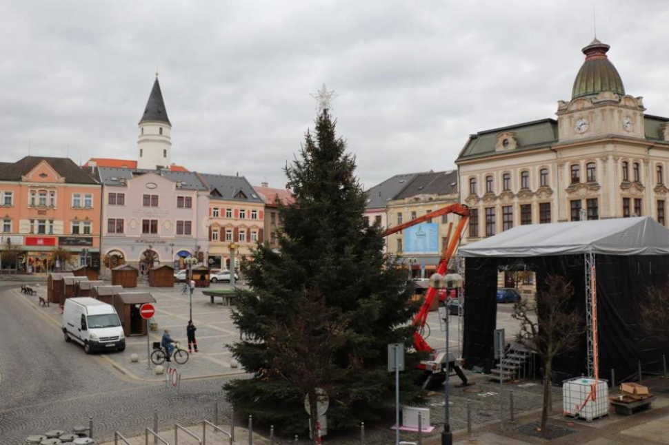 Přerovský vánoční strom už je taky na svém místě. Letos ho doplní i fotokoutek