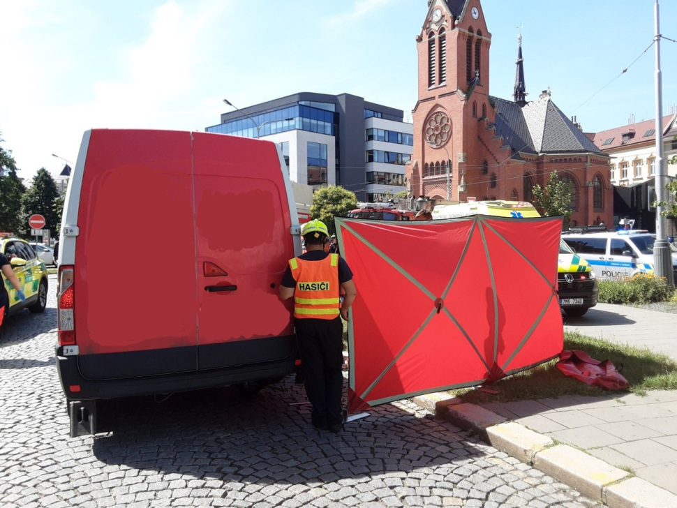 Srážka dodávky s chodkyní: v centru Olomouce zahynula žena