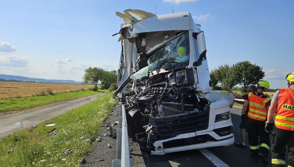 Nehoda kamionu s autobusem uzavřela v pátek večer dálnici D35