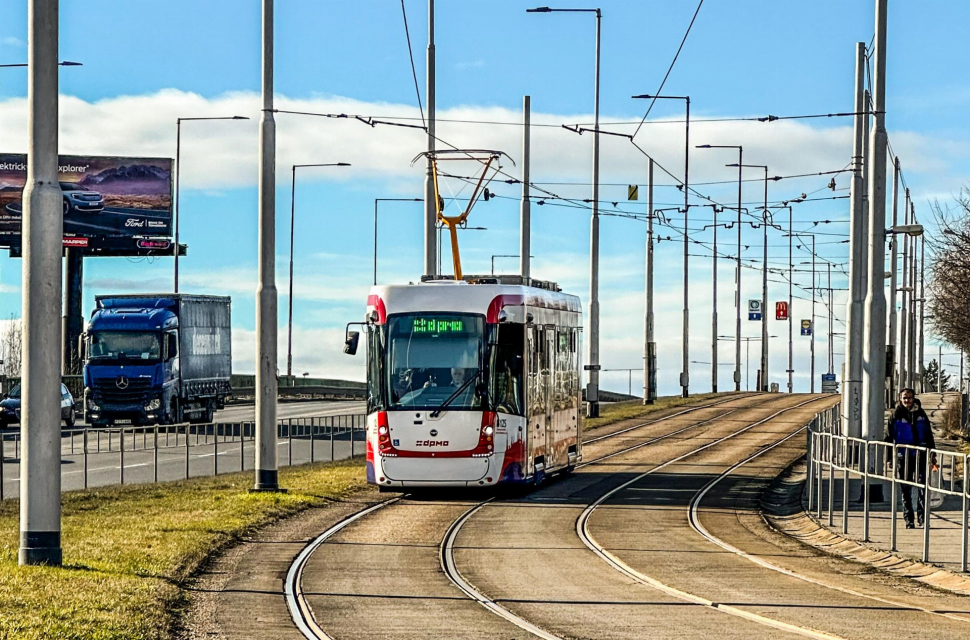 Do provozu vyráží první nová tramvaj, dalších osm dorazí