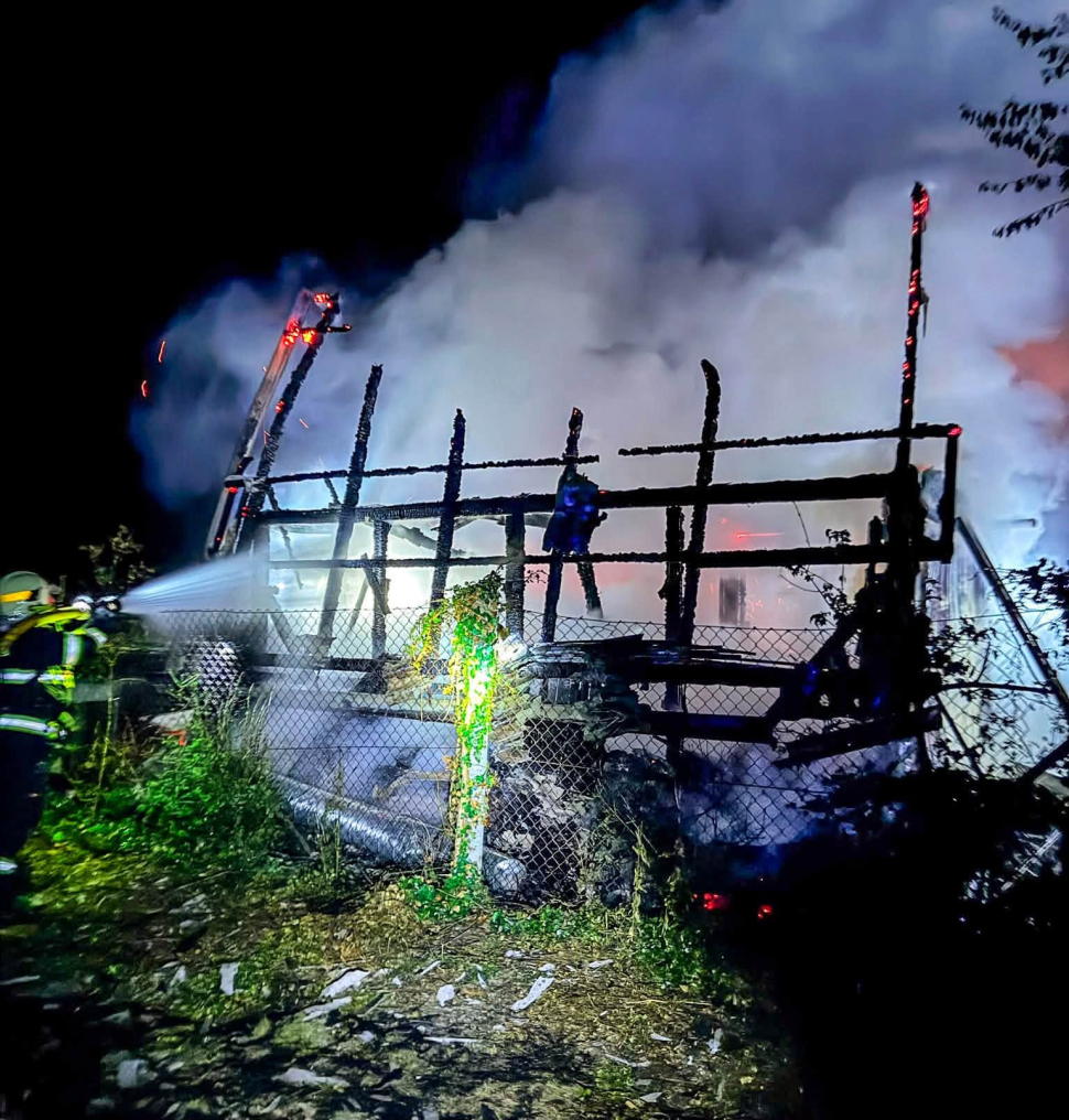 Tragický požár: v hořící kůlně našli mrtvého člověka