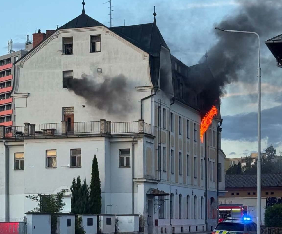Hasiči zachránili dvacet lidí, deset se ale zranilo